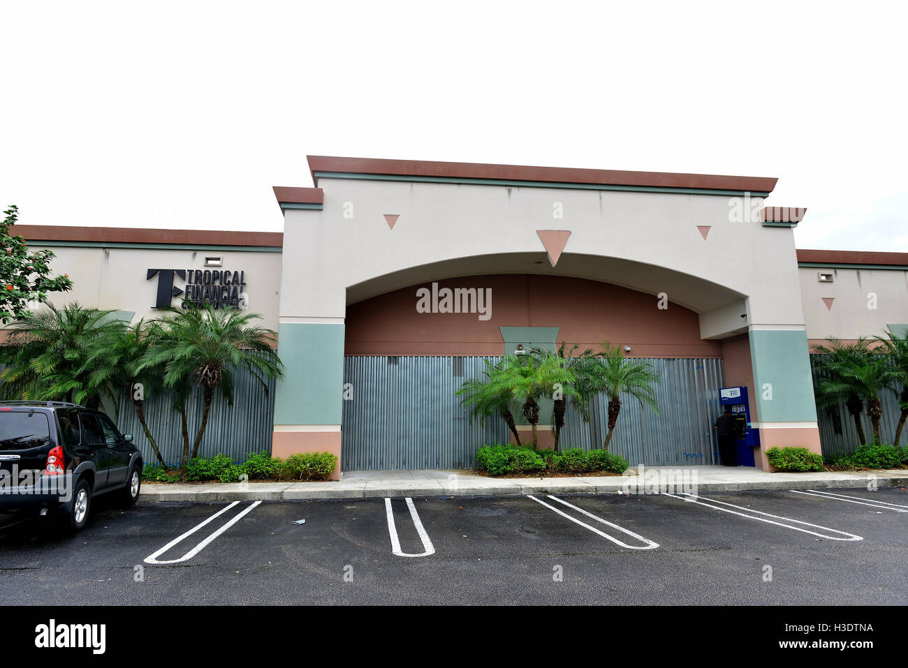 Miramar, FL, USA. 6. Oktober 2016. Banken Verbraucher immer Geld aus dem Geldautomaten bei der Bank Hurrikan Fensterläden ist installieren, bevor der Hurrikan Matthäus nähert sich das Gebiet am 6. Oktober 2016 in Miramar, Florida. Der Hurricane ist voraussichtlich Landfall machen irgendwann heute Abend oder früh am Morgen als mögliche Kategorie 4 Sturm. Bildnachweis: Mpi10/Medien Punch/Alamy Live-Nachrichten Stockfoto