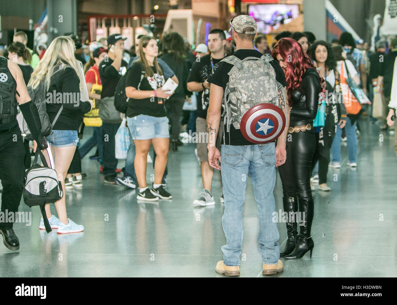 New York, USA. 6. Oktober 2016. New York Comic-Con. Ein junges Paar an Comic-Konferenz in New York. Bildnachweis: Roman Tiraspolsky/Alamy Live-Nachrichten Stockfoto