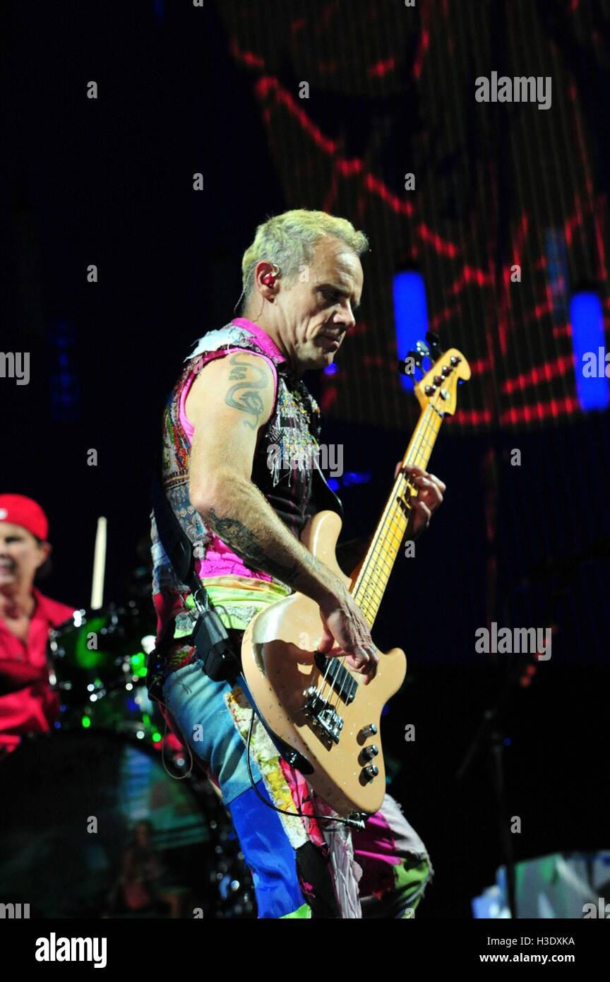 Hamburg, Deutschland. 6. Oktober 2016. Red Hot Chili Peppers live in Hamburg. Sänger Anthony Hamburg, Deutschland. 6. Oktober 2016. Red Hot Chili Peppers live in Hamburg. Sänger Anthony