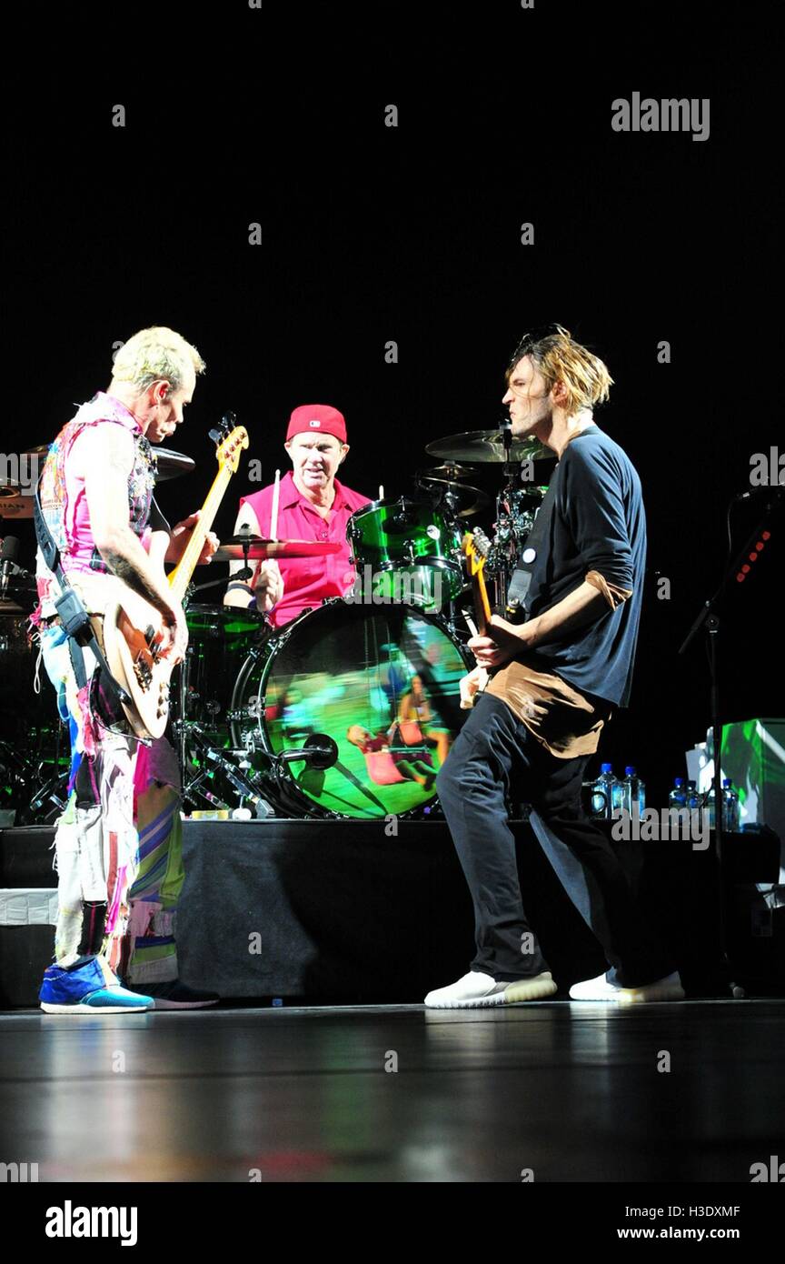 Hamburg, Deutschland. 6. Oktober 2016. Red Hot Chili Peppers live in Hamburg. Sänger Anthony Hamburg, Deutschland. 6. Oktober 2016. Red Hot Chili Peppers live in Hamburg. Sänger Anthony