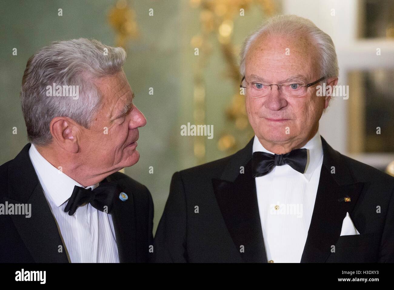 Berlin, Deutschland. 6. Oktober 2016. Bundespräsident Joachim Gauck, links, und Schwedens König Carl XVI. Gustaf sprechen ein offizielles Abendessen veranstaltet von Schweden in das Schloss Charlottenburg in Berlin, Donnerstag, 6. Oktober 2016 vor. Foto: Maja Hitij/Dpa/Alamy Live News Stockfoto