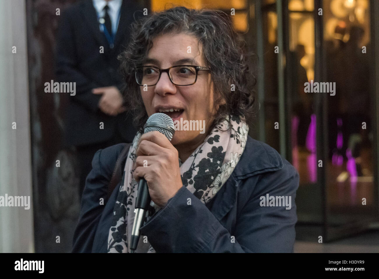 London, UK, 6. Oktober 2016. Tanya Murat von Southwark verteidigen Rat Gehäuse spricht außerhalb RIBA, da Leute für den Stirling Prize Award kamen. Sie plädierte für den Aufbau von mehr Sozialwohnungen, anstatt Durchführung reinigende Sozialprojekt welche Kraft Londoner aus London wie eines der nominierten Projekte, Trafalgar Platz, auf dem abgerissenen Heygate Anwesen gebaut wurde die Aktivisten sagen "gestohlen wurde von den Menschen". THousdands des sozialen Wohnungsbaus Mieter und Pächter wurden vom dieserder Estate und dem Gelände verkauft ein Zehntel ihres Wertes an die Entwickler heraus gezwungen. © Peter M Stockfoto