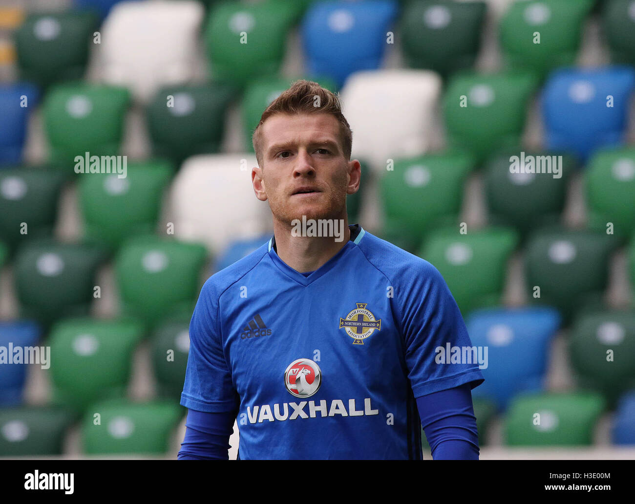 Belfast, Nordirland. 7. Oktober 2016. Nordirland Zug an der nationalen Fußball-Stadion vor dem Spiel morgen Abend gegen San Marino. Nordirland Kapitän Steven Davis auf der Tagung. David Hunter/Alamy Live-Nachrichten. Stockfoto