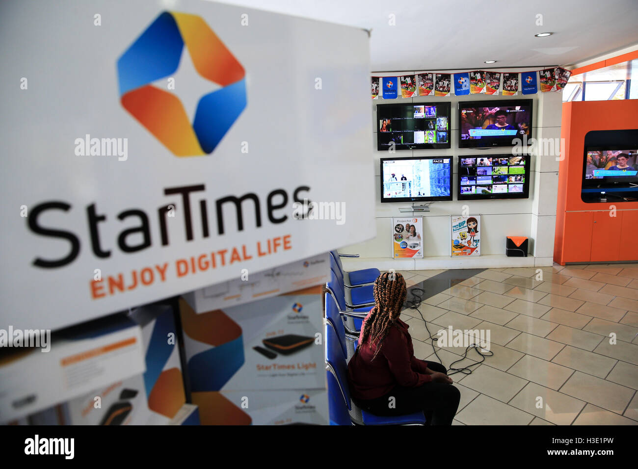 Nairobi. 7. Oktober 2016. Foto aufgenommen am 7. Oktober 2016 zeigt eine Ansicht des Startimes Shops in Nairobi, der Hauptstadt Kenias. StarTimes, eine chinesische Pay TV-Anbieter betreibt in 16 afrikanischen Ländern mit mehr als 8 Millionen afrikanischen Abonnenten. © Pan Siwei/Xinhua/Alamy Live-Nachrichten Stockfoto