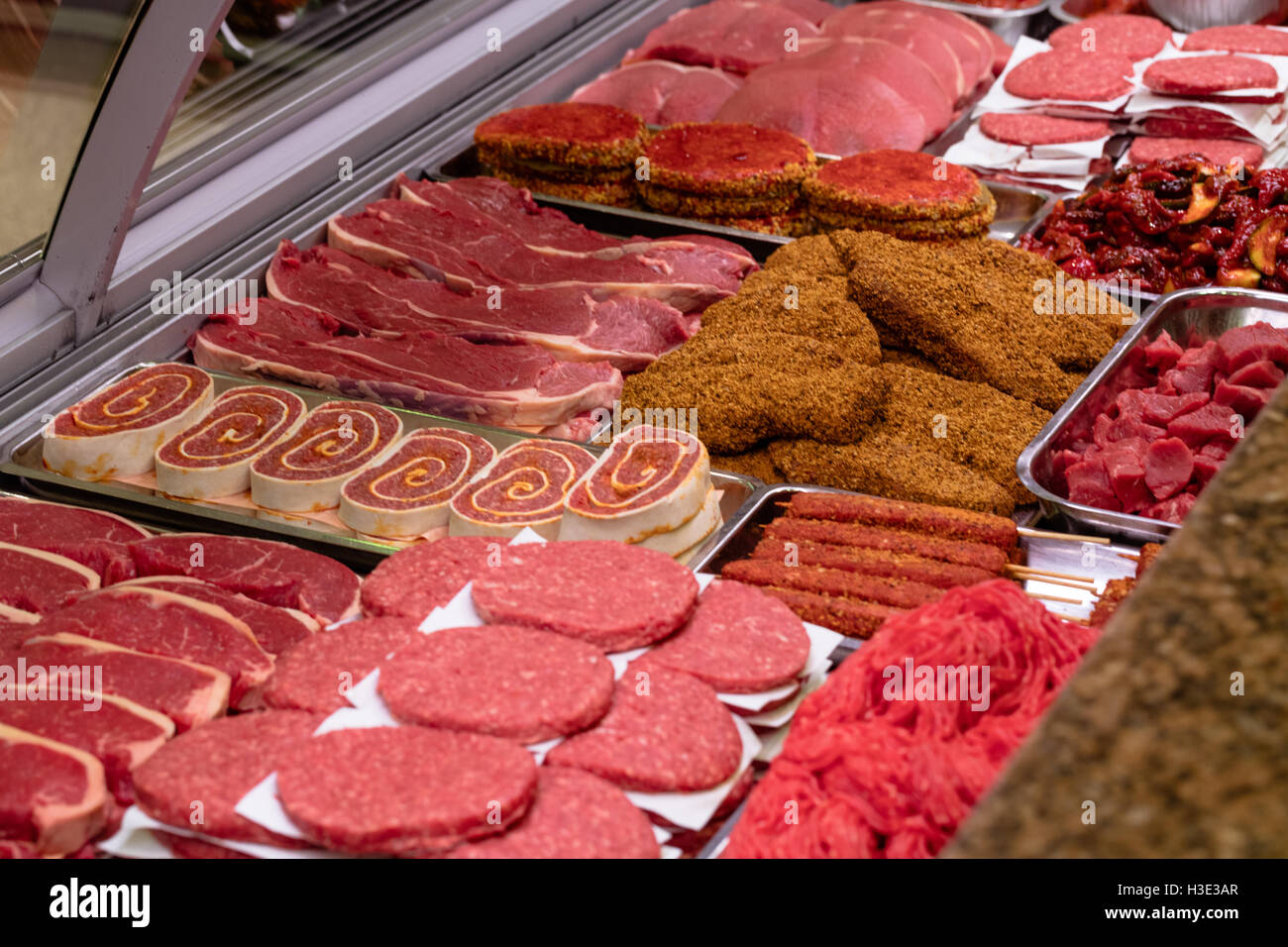 Vielzahl von mariniertem Fleisch am Display Schalter Stockfoto