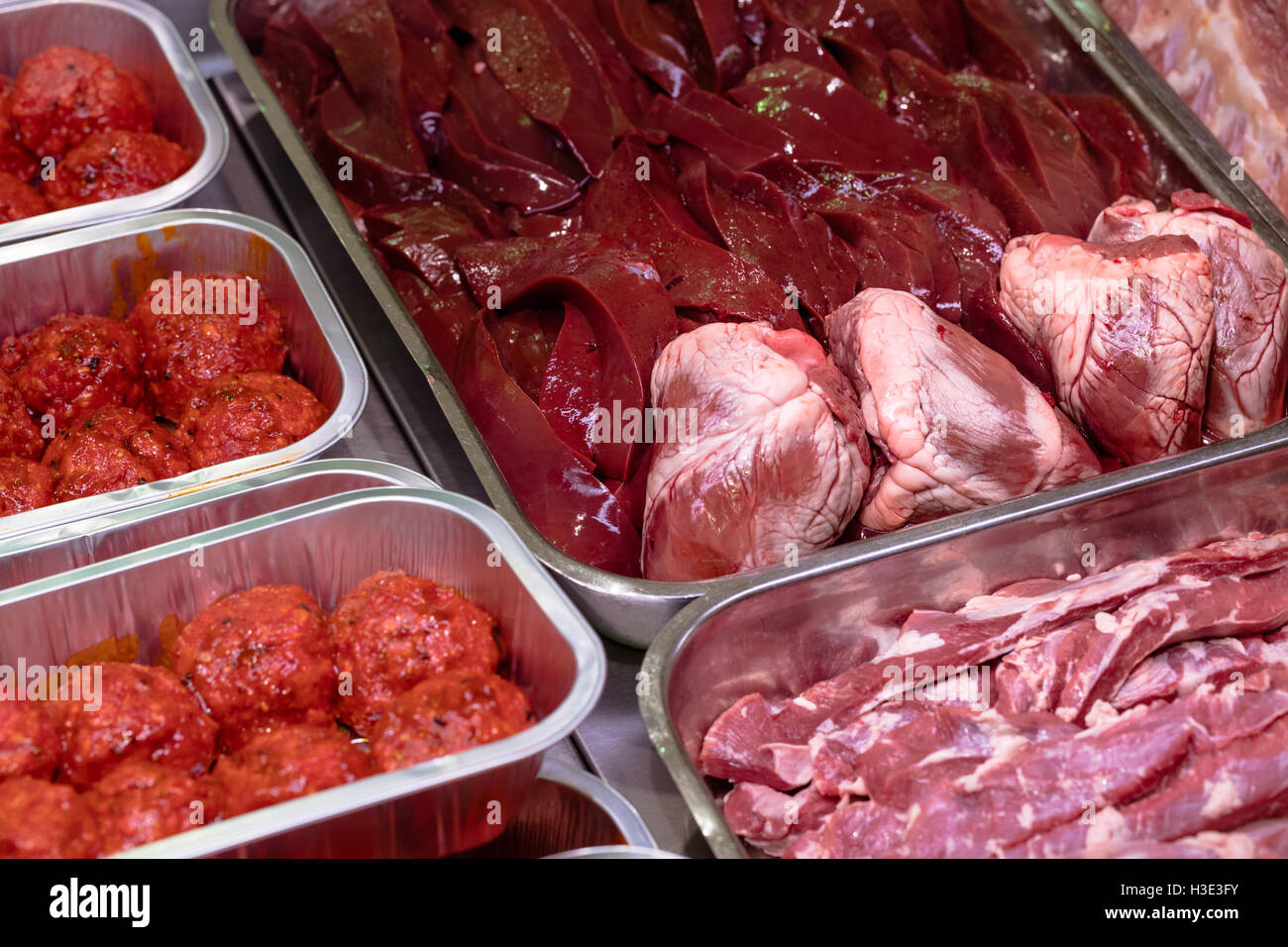 Vielzahl von mariniertem Fleisch am Display Schalter Stockfoto