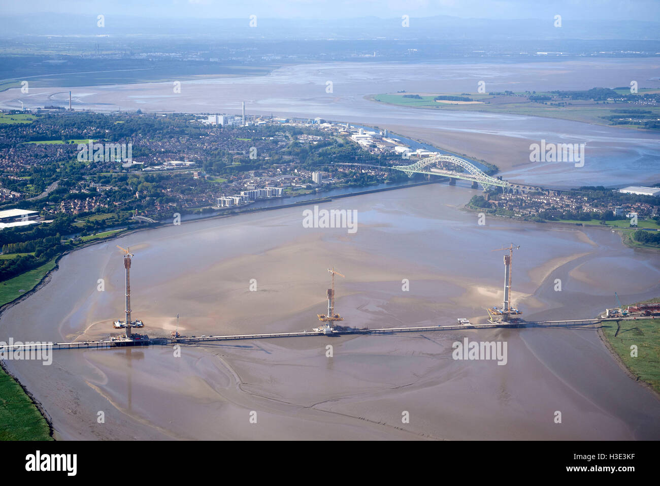 Eine Luftaufnahme des neuen River Mersey Crossing im Bau in Runcorn, Merseyside, Nordwestengland Stockfoto