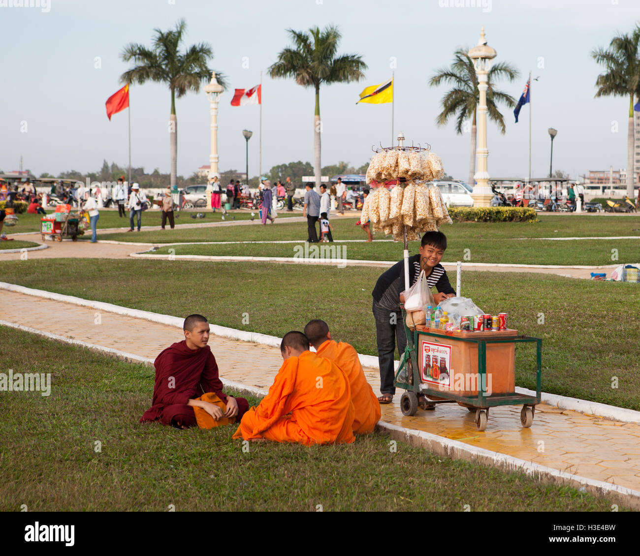 Drei buddhistische Mönche haben ein Picknick in Phnom Penh, Kambodscha, Stockfoto