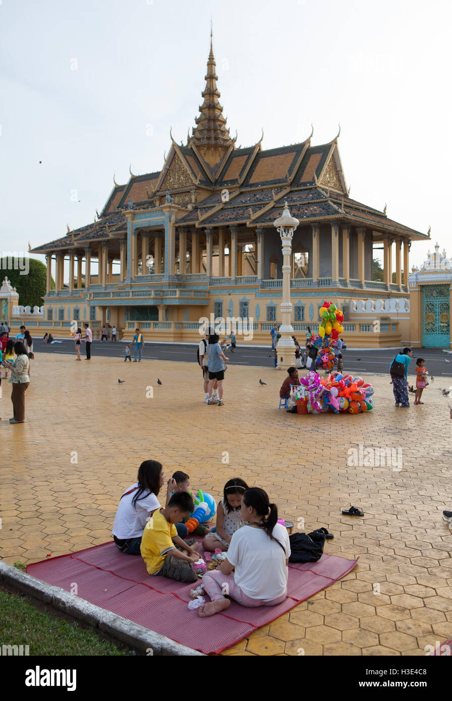 Familie Picknick außerhalb der Königspalast, Phnom Penh, Kambodscha, Reisen----Phnom Penh--Camb Stockfoto