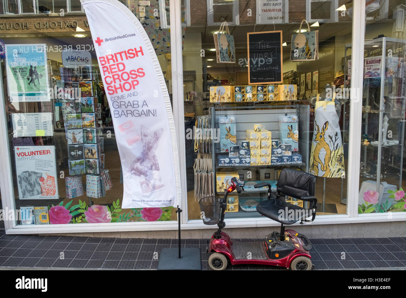 British Red Cross Charity Shop Schaufenster, Lincoln, Lincolnshire UK Stockfoto