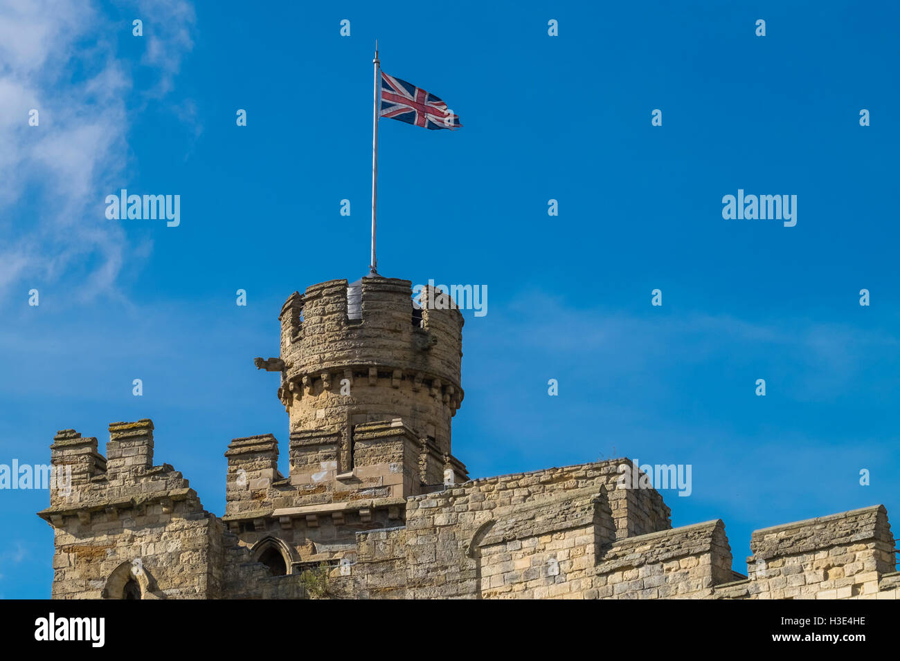Britischer Anschluß-Markierungsfahne fliegen über einen Turm Turm an Lincoln Castle, Lincoln, Lincolnshire, Großbritannien Stockfoto