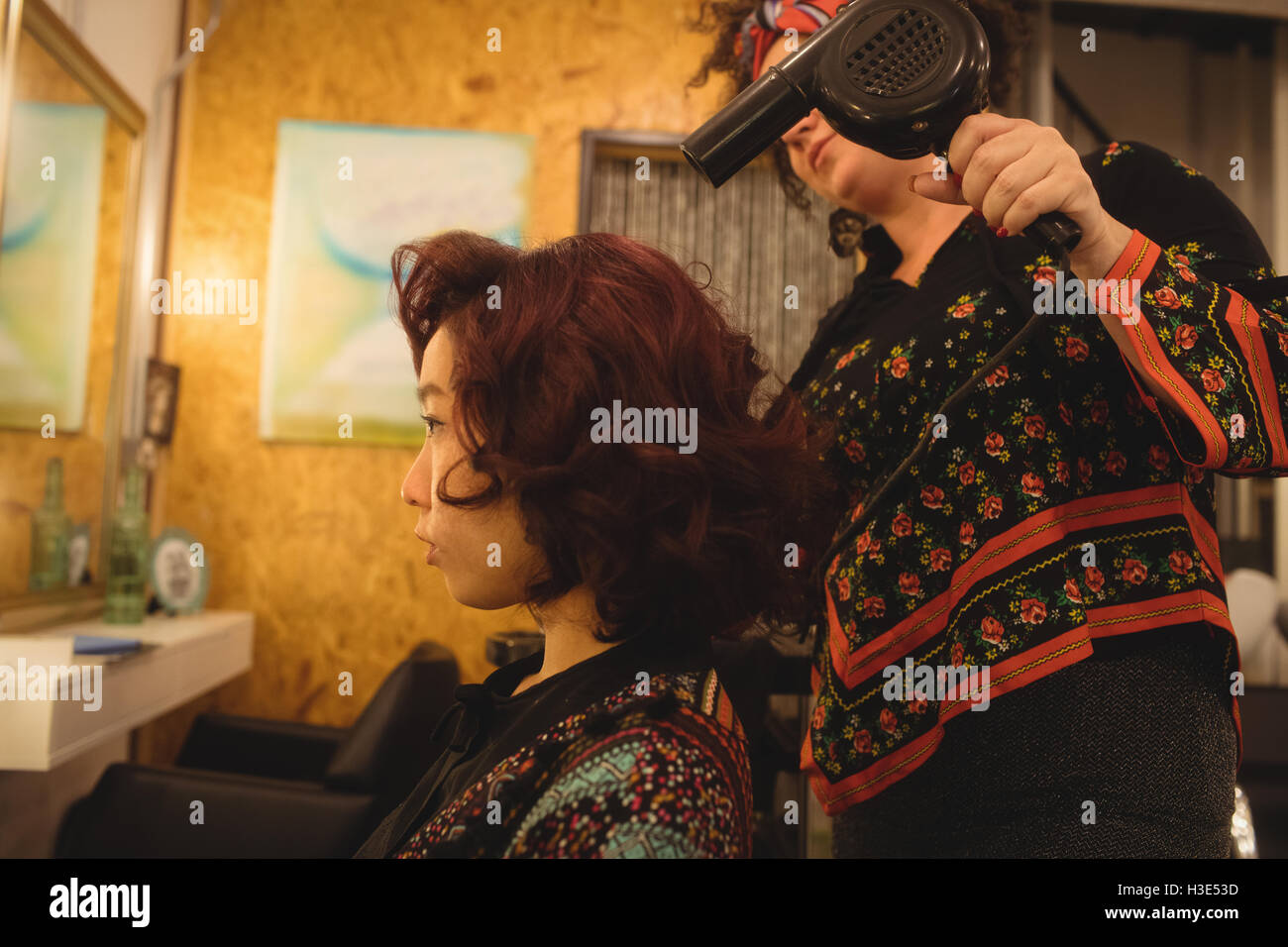 Haar-Stylist Föhnen Womans Haar Stockfoto