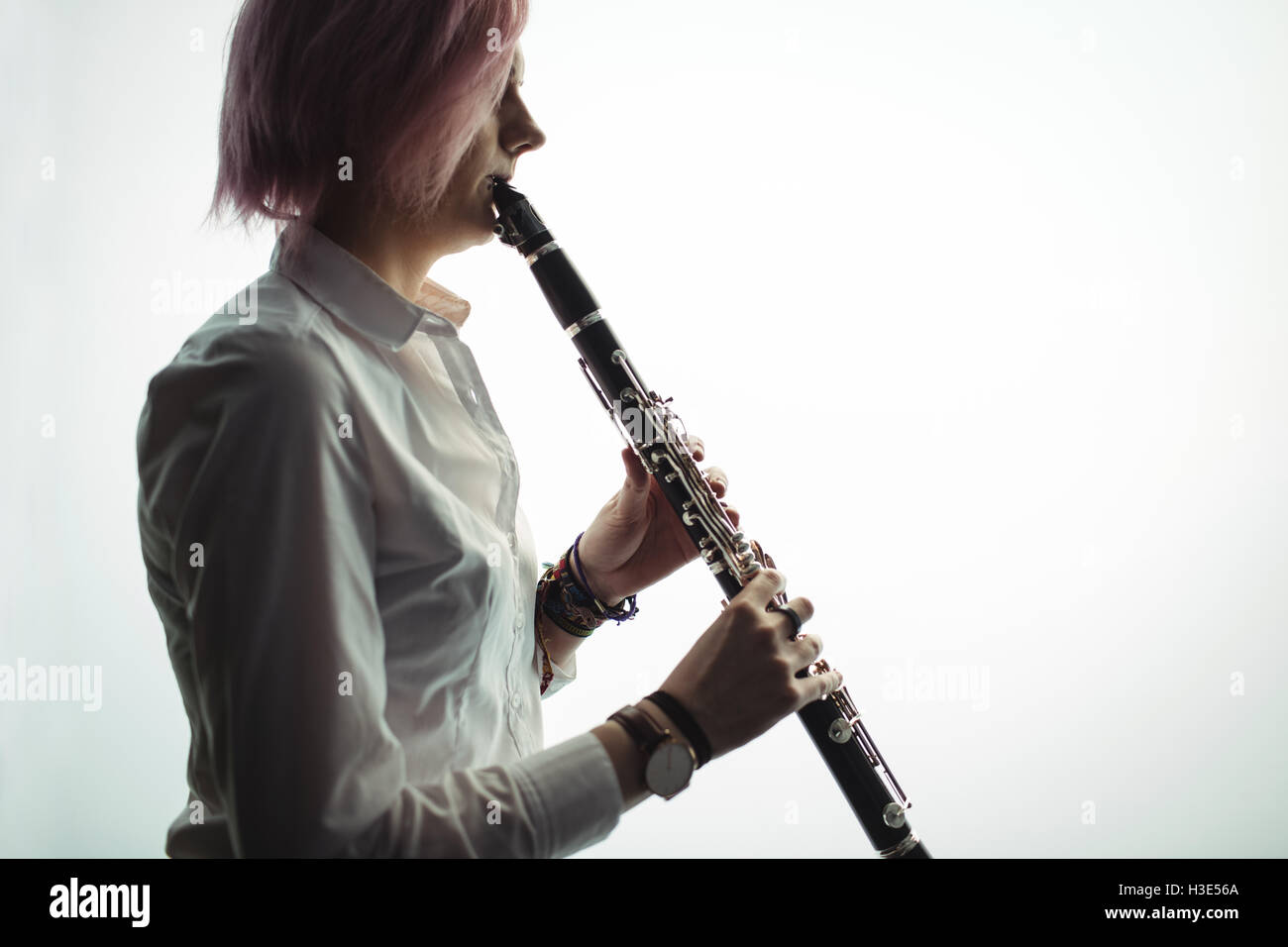 Frau, die Klarinette in der Musikschule Stockfoto