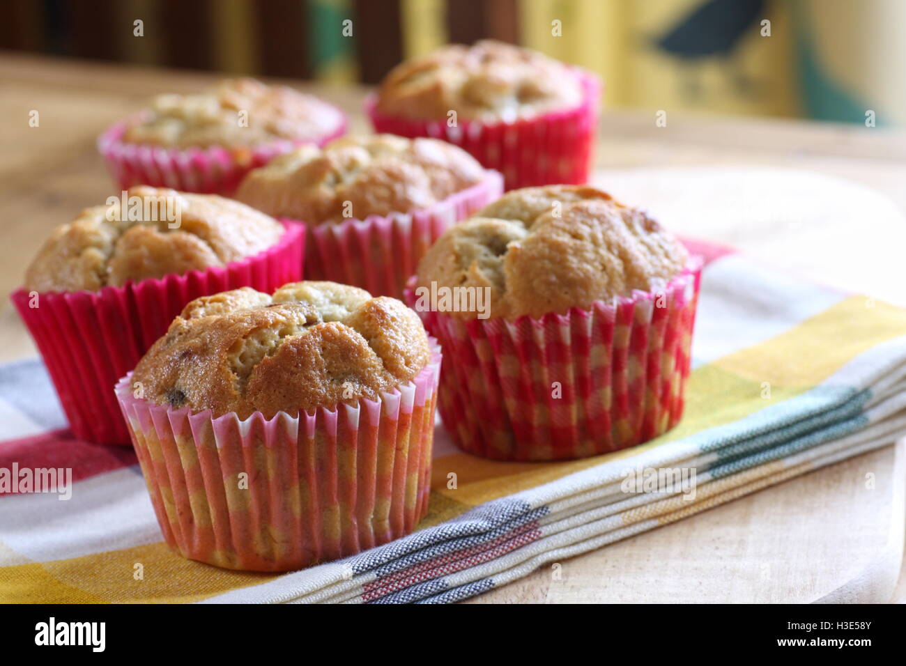 Leckere Banane und Rosinen Muffins gebacken in rosa aufgegebenes Cupcake Wrappers. Stockfoto