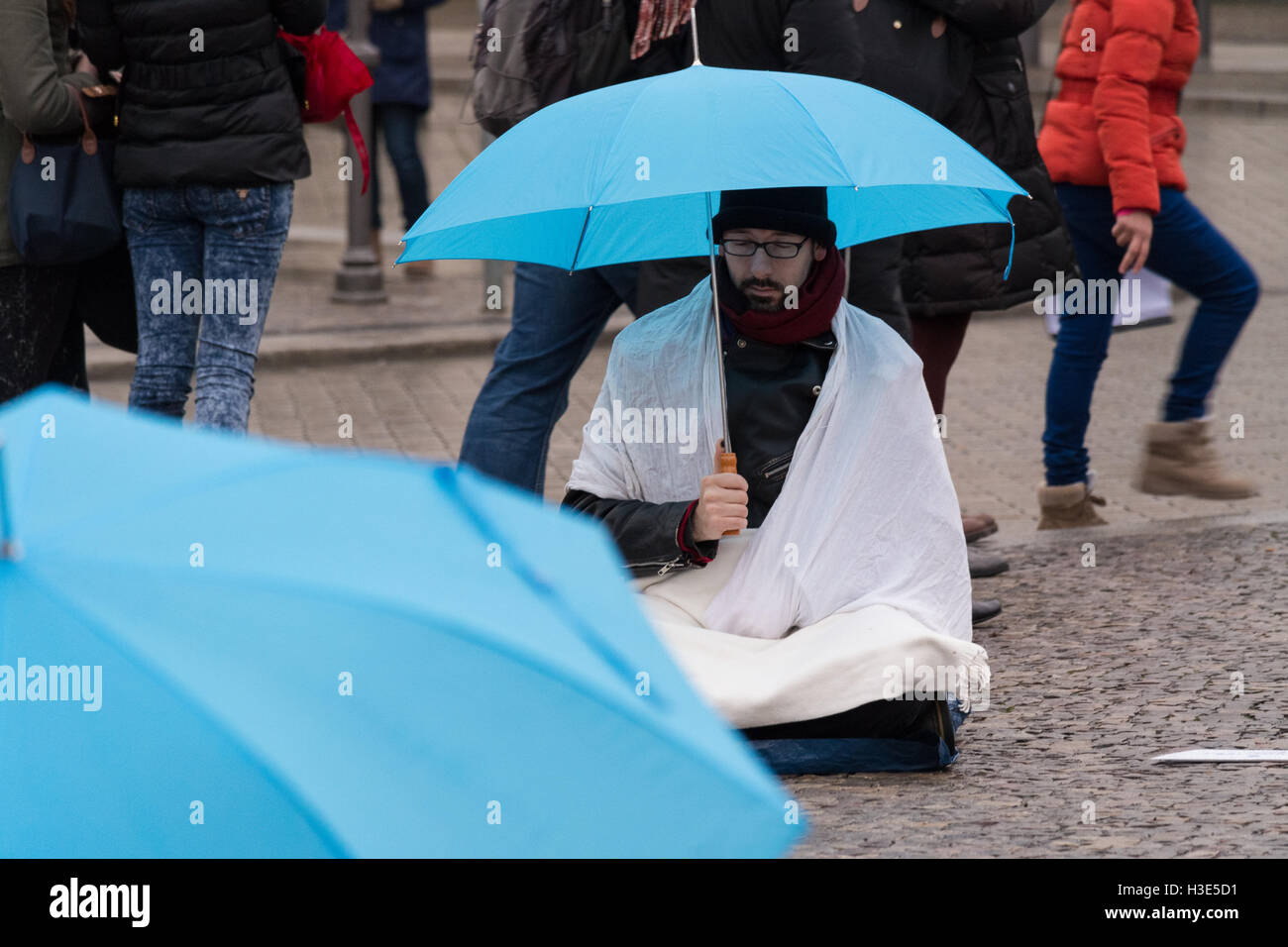 Die Masse Anhänger der Meditation Gruppe "Mariananda" am Pariser Platz vor dem Brandenburger Tor. Stockfoto