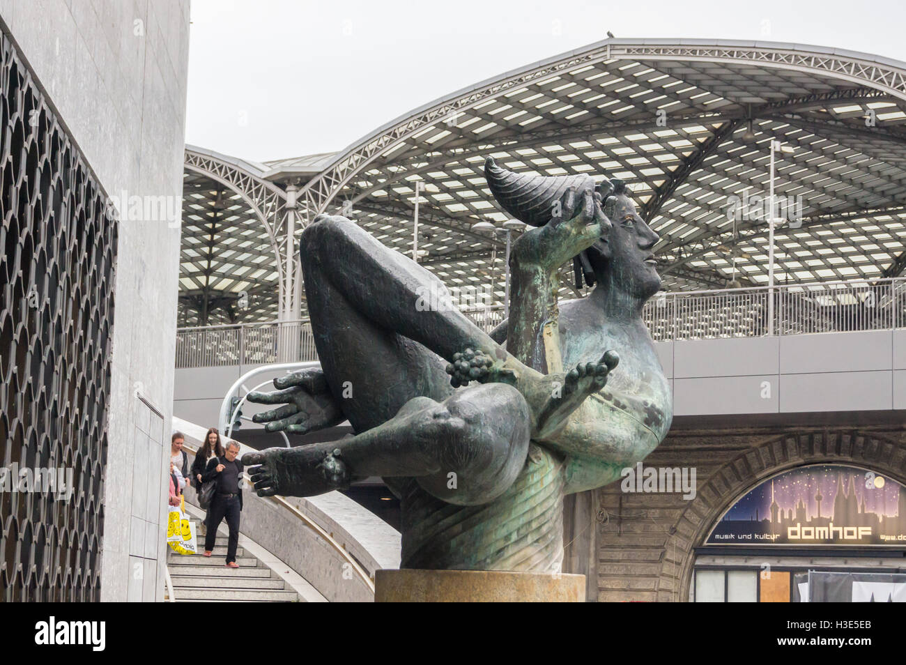 "Dionysos", Bronze Brunnen Statue von Hans Karl Burgess, Am 1973, Domhof, Köln, Nordrhein-Westfalen, Deutschland Stockfoto