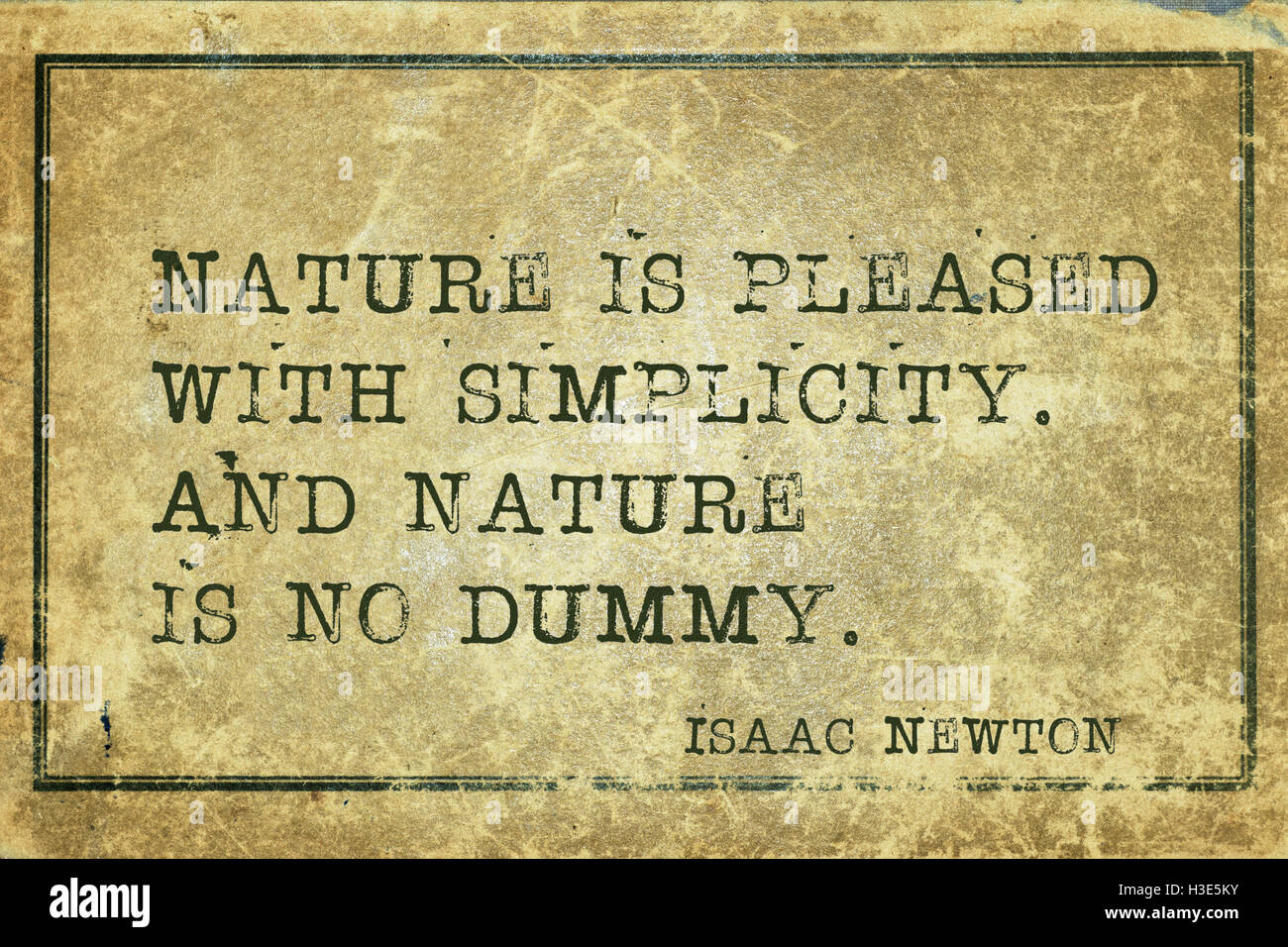 Natur freut sich über Einfachheit - alte englische Physiker und Mathematiker Sir Isaac Newton gedruckt Zitat auf Grunge vintage Stockfoto