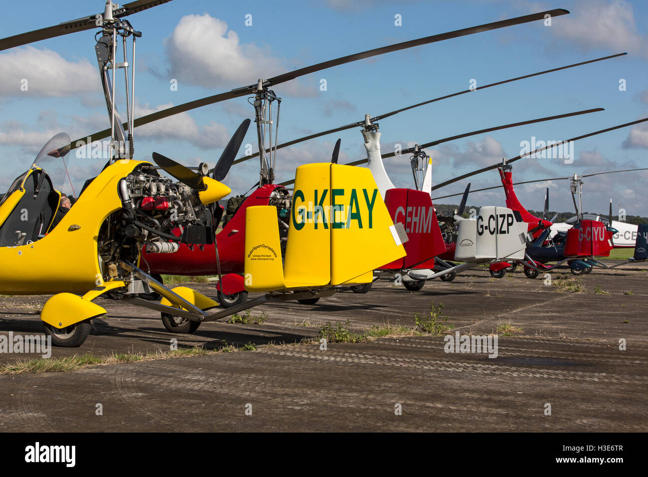 Eine Reihe von Autogyro Flugzeug auf einem Flughafen. Stockfoto