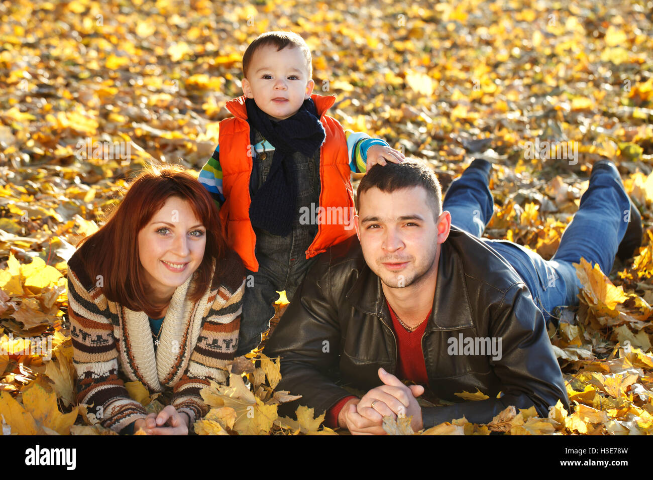 glückliche Familie gehen im Freien, Vater, Mutter und niedlichen baby Stockfoto