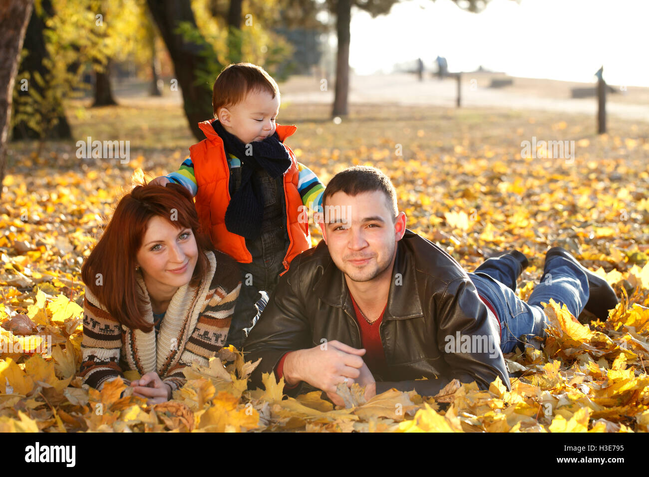 glückliche Familie gehen im Freien, Vater, Mutter und niedlichen baby Stockfoto