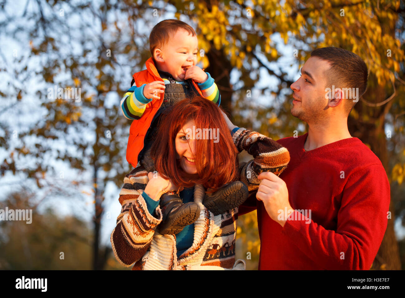 glückliche Familie gehen im Freien, Vater, Mutter und niedlichen baby Stockfoto