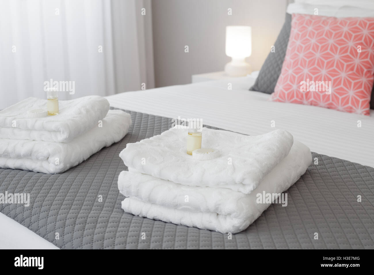 Bett mit frischen Handtüchern und Annehmlichkeiten Stockfoto
