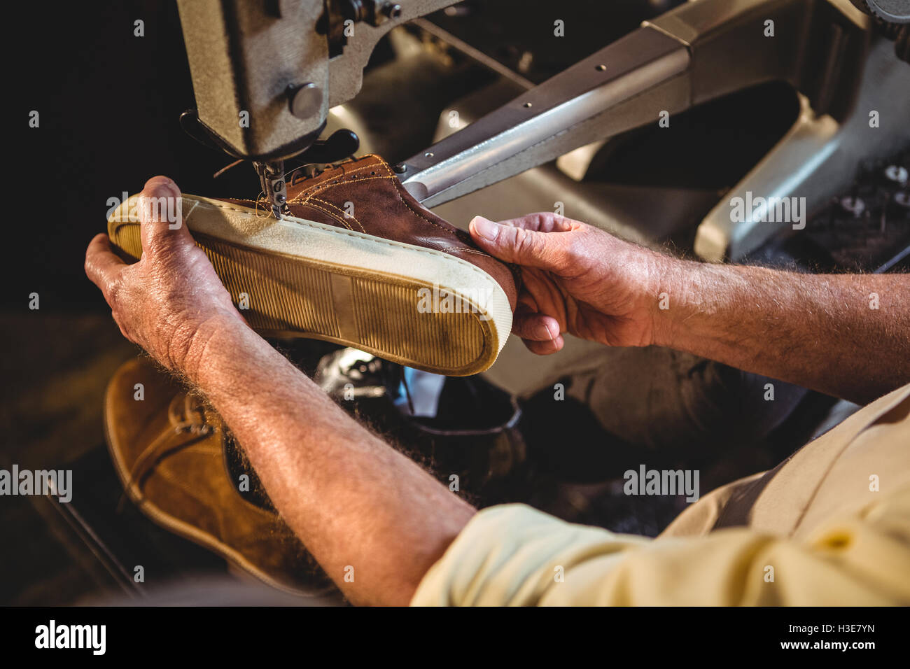 Schuhmacher mit Nähmaschine Stockfoto