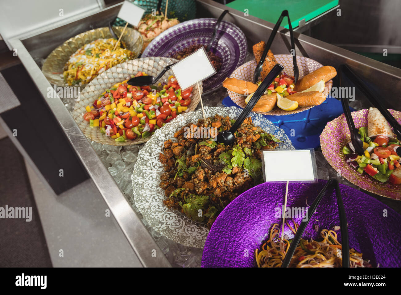 Gekochtes Essen auf Teller am Schalter Stockfoto