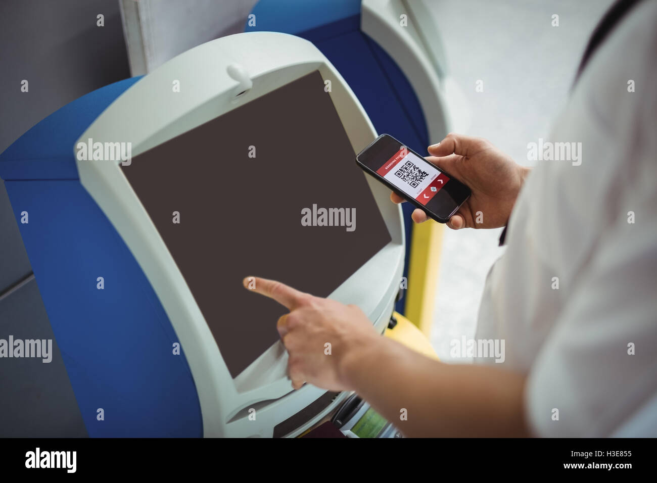 Reisenden mit self-service Check-in Automaten Stockfoto
