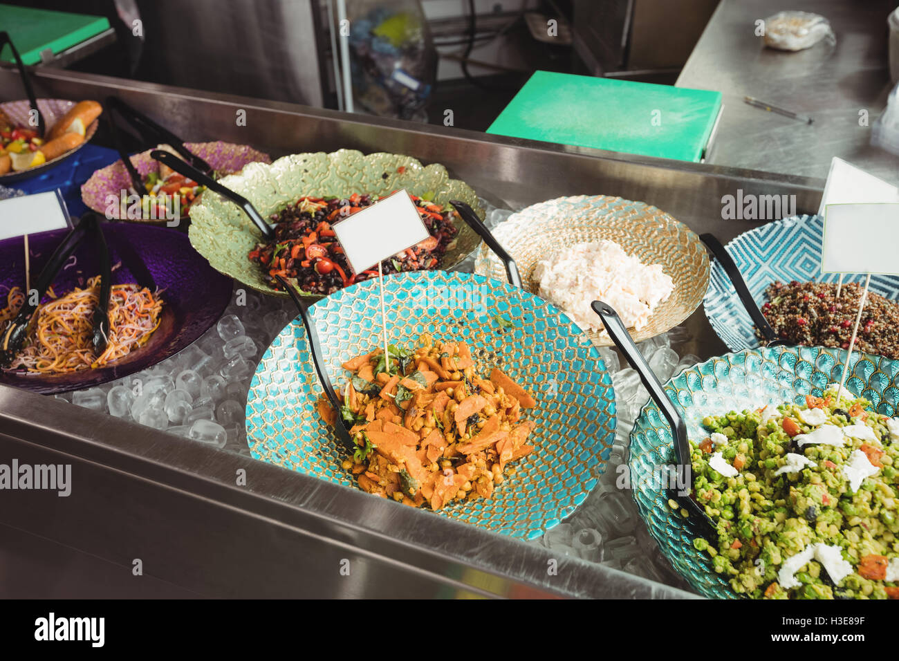 Gekochtes Essen auf Teller am Schalter Stockfoto