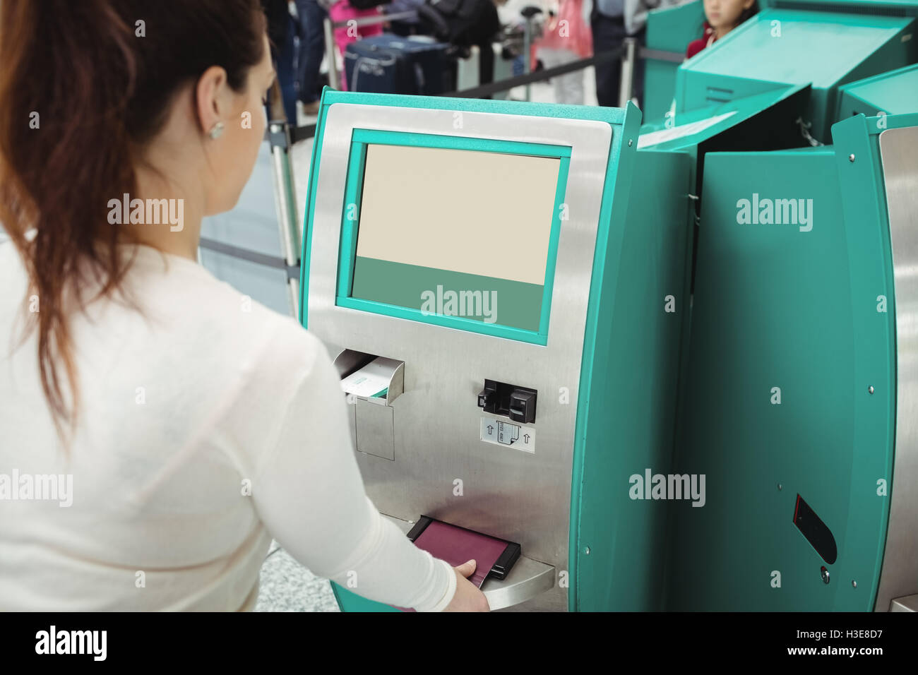 Reisenden mit self-service Check-in Automaten Stockfoto