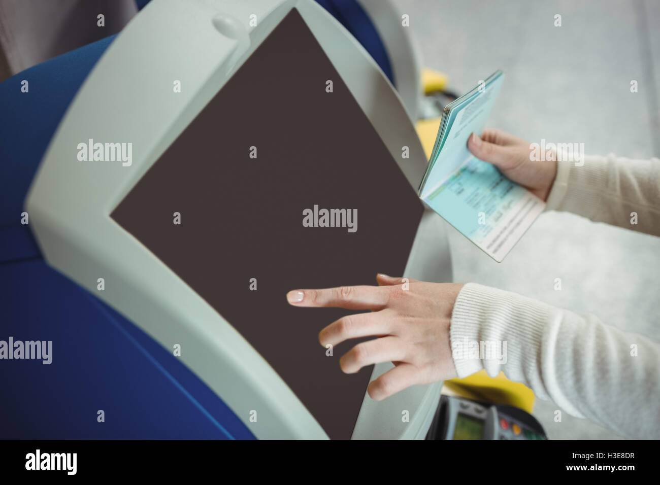 Reisenden mit self-service Check-in Automaten Stockfoto