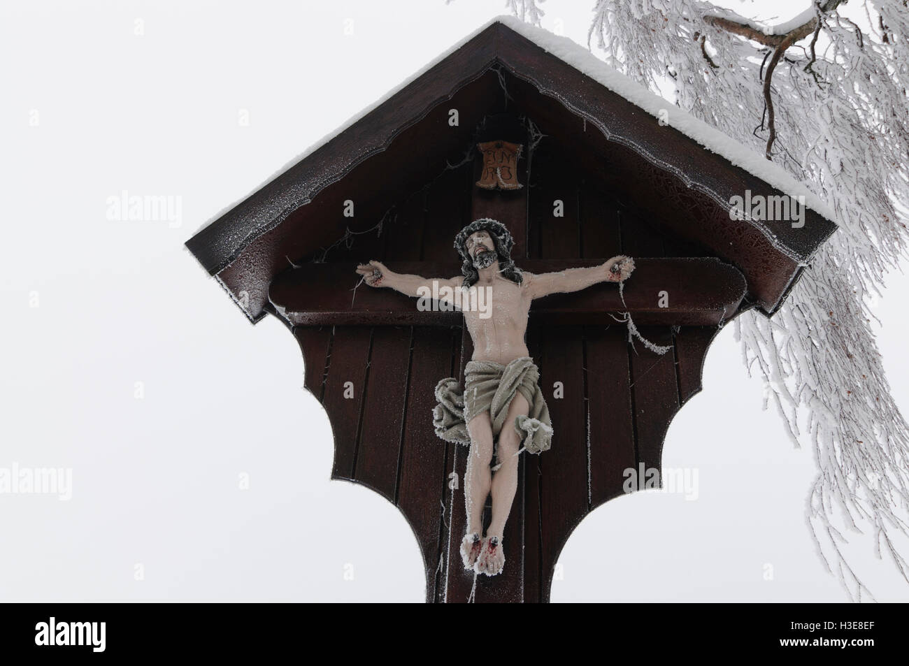 Sonntagberg: Wegkreuz mit Raureif, Kruzifix, Mostviertel, Niederösterreich, Niederösterreich, Österreich Stockfoto
