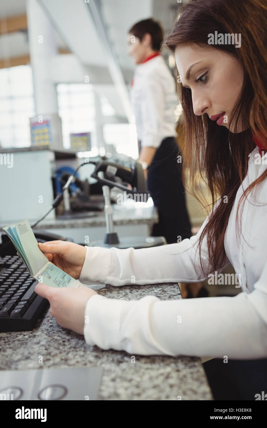 Fluggesellschaft einchecken Telefonzentrale Überprüfung Reisepass des Passagiers Stockfoto