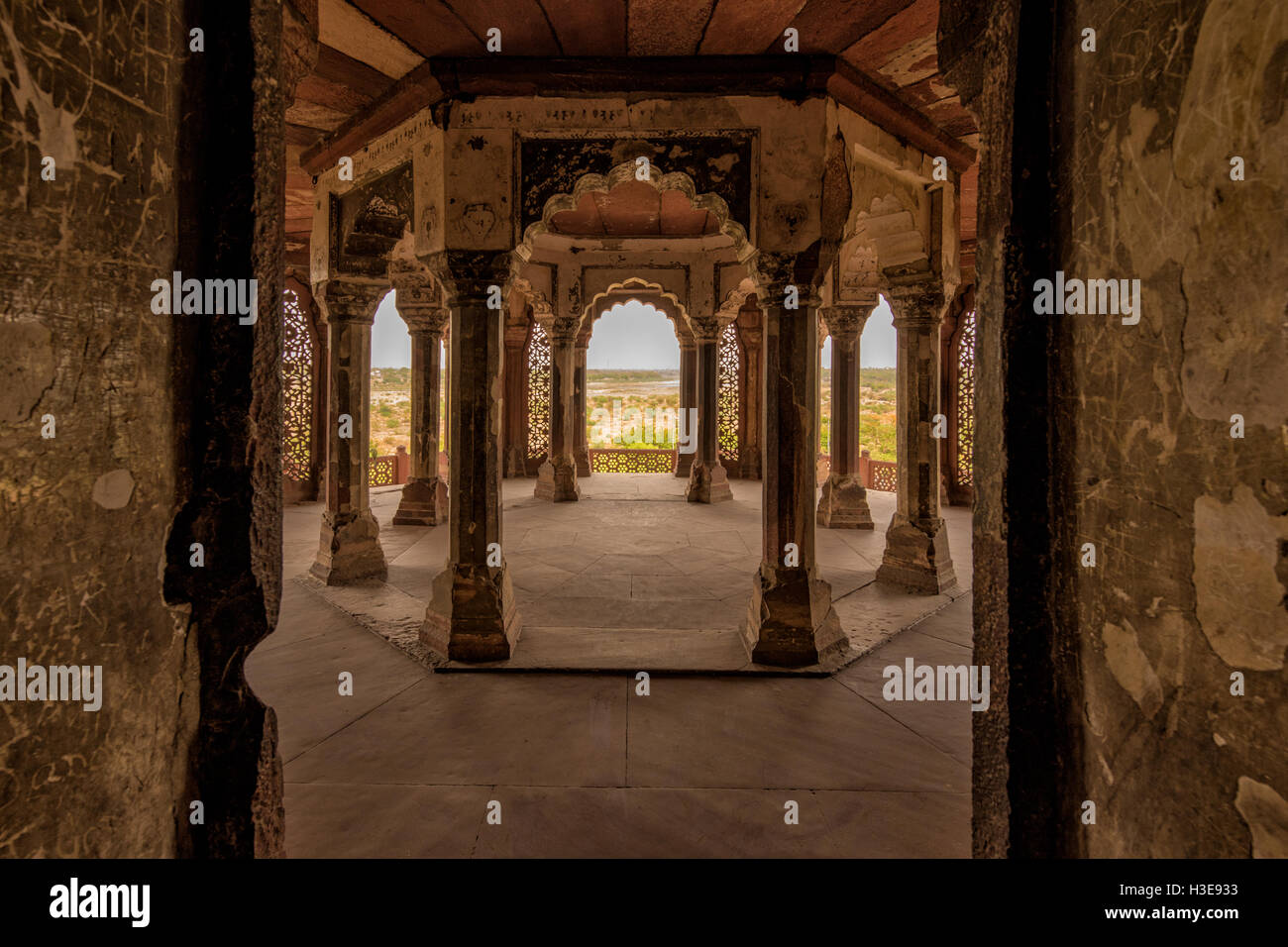 Innere des Agra Fort Diwan-I Am (Halle der Öffentlichkeit), entstand im 11. Jahrhundert, Uttar Pradesh, Indien Stockfoto