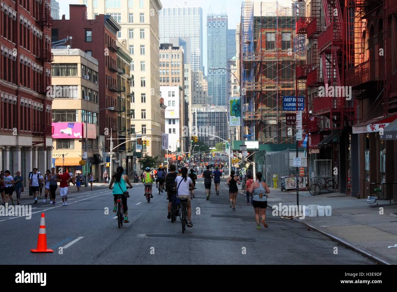 Menschen laufen und Radfahren auf der Lafayette Street in 2016 Summer Streets in Manhattan, New York. Stockfoto