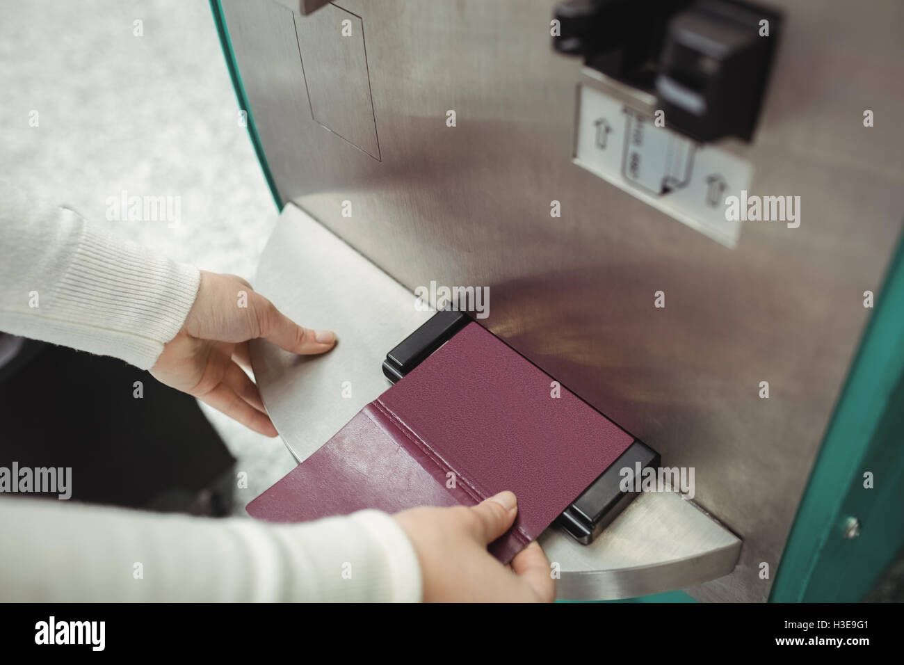 Reisenden mit self-service Check-in Automaten Stockfoto