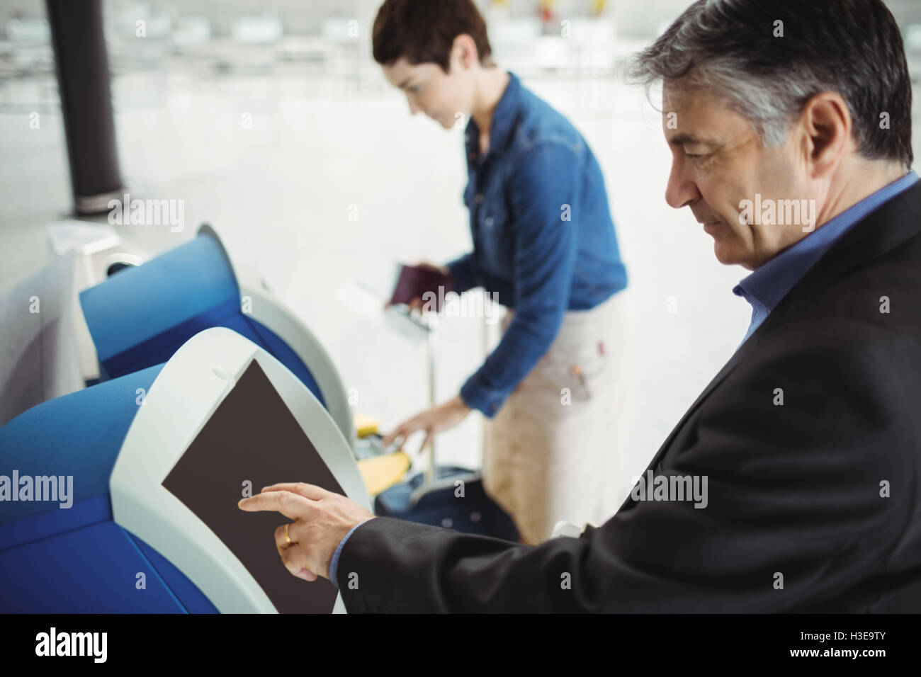 Geschäftsmann mit self-service Check-in Automaten Stockfoto