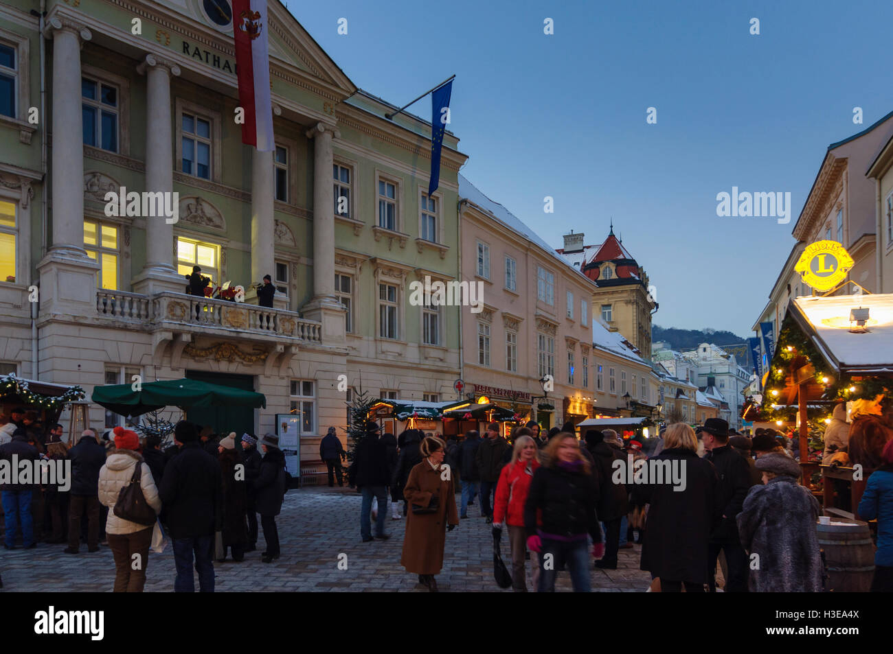 Baden: Hauptplatz mit Rathaus (Musiker auf dem Balkon) und Säule der Heiligen Dreifaltigkeit auf dem Weihnachtsmarkt zu vermarkten, Wienerwald, Vien Stockfoto