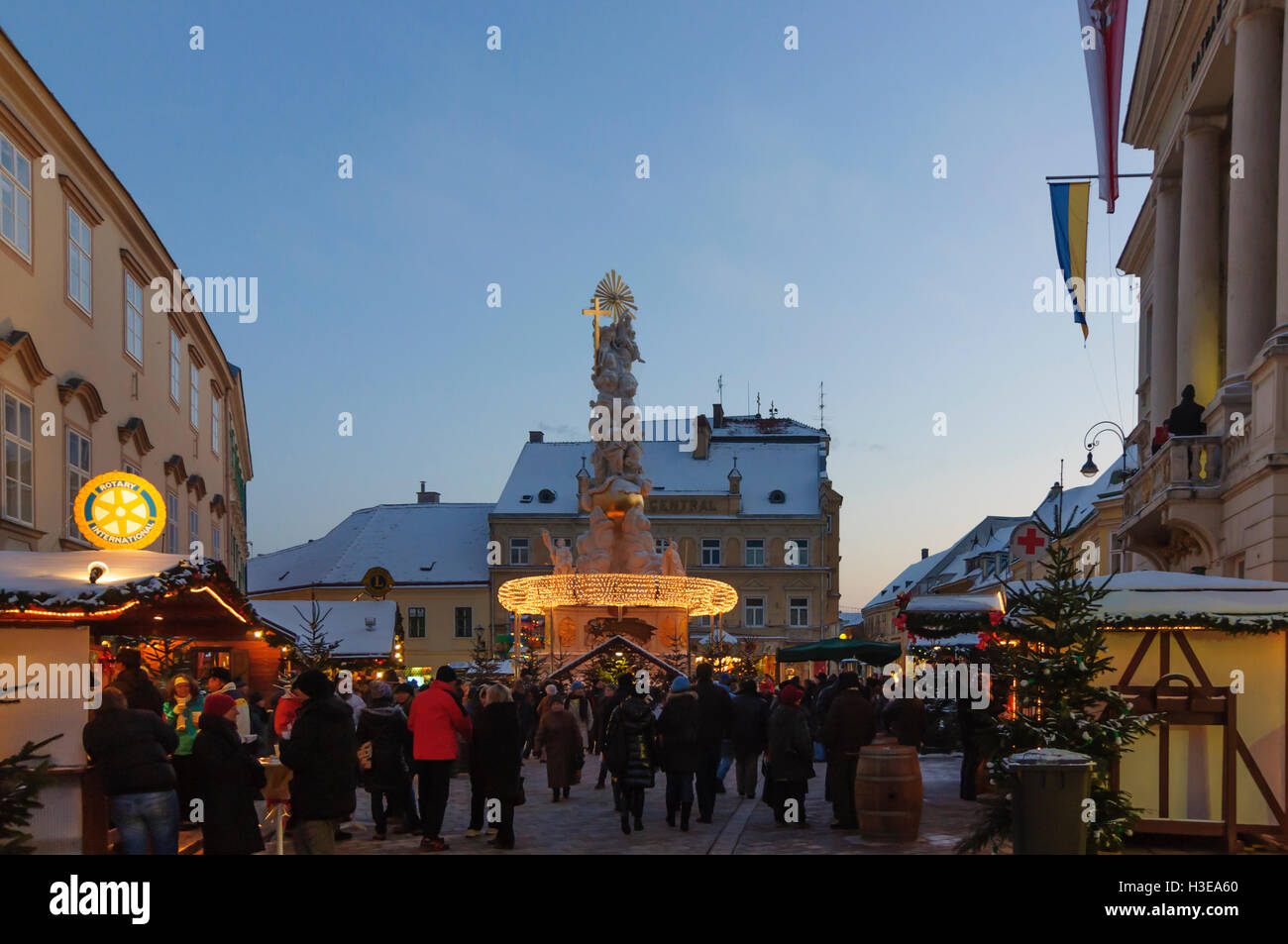Baden: Hauptplatz mit Rathaus (Musiker auf dem Balkon) und Säule der Heiligen Dreifaltigkeit auf dem Weihnachtsmarkt zu vermarkten, Wienerwald, Vien Stockfoto
