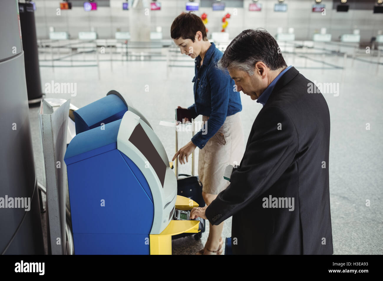 Geschäftsleute mit self-service Check-in Automaten Stockfoto