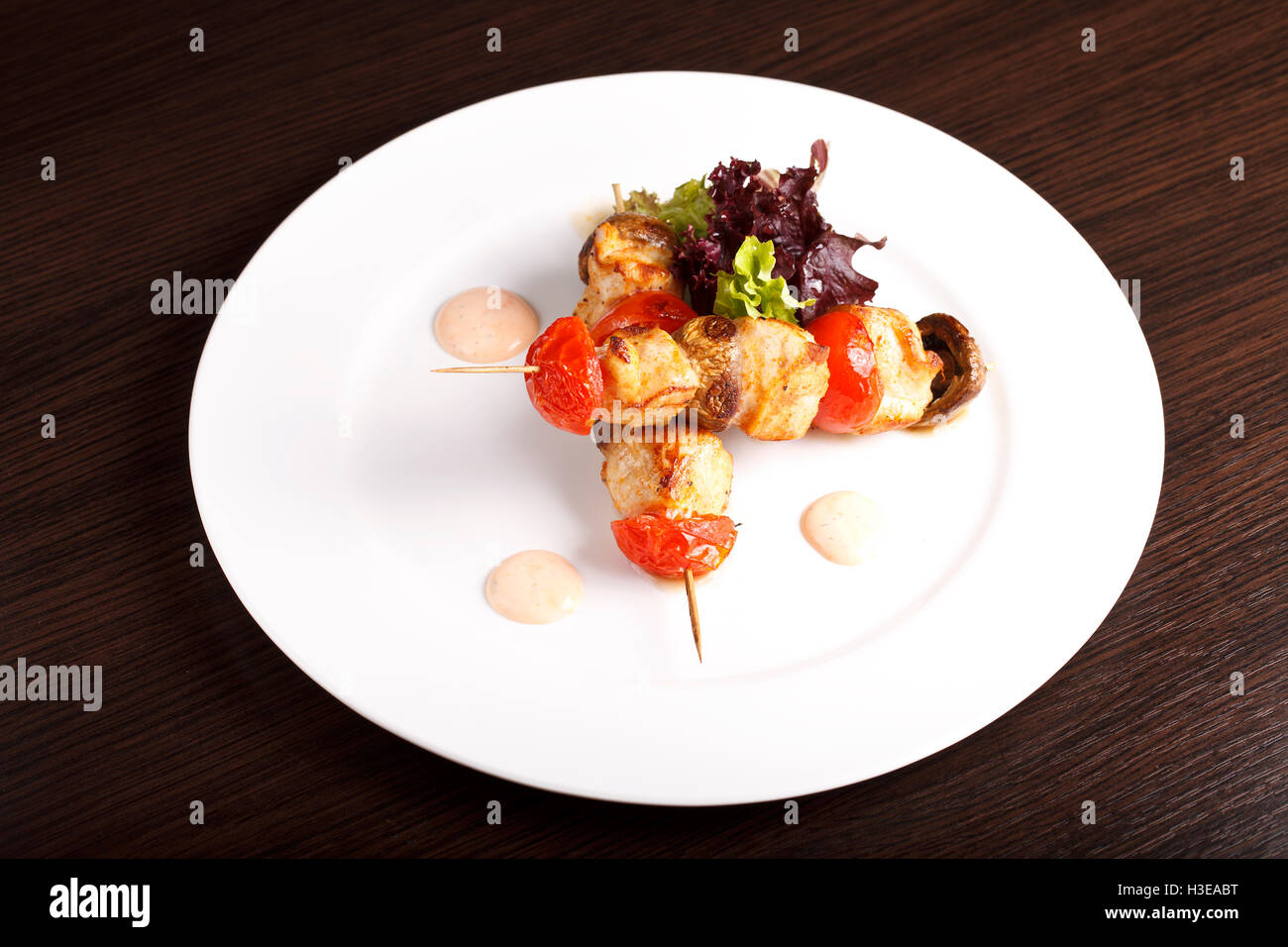 Hähnchen Döner am Spieß mit Tomaten Stockfoto