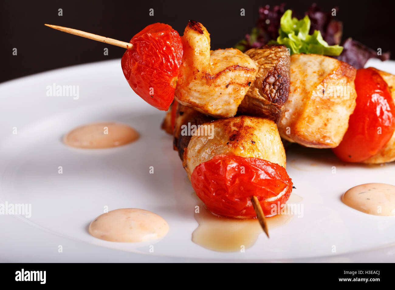 Hähnchen Döner am Spieß mit Tomaten Stockfoto