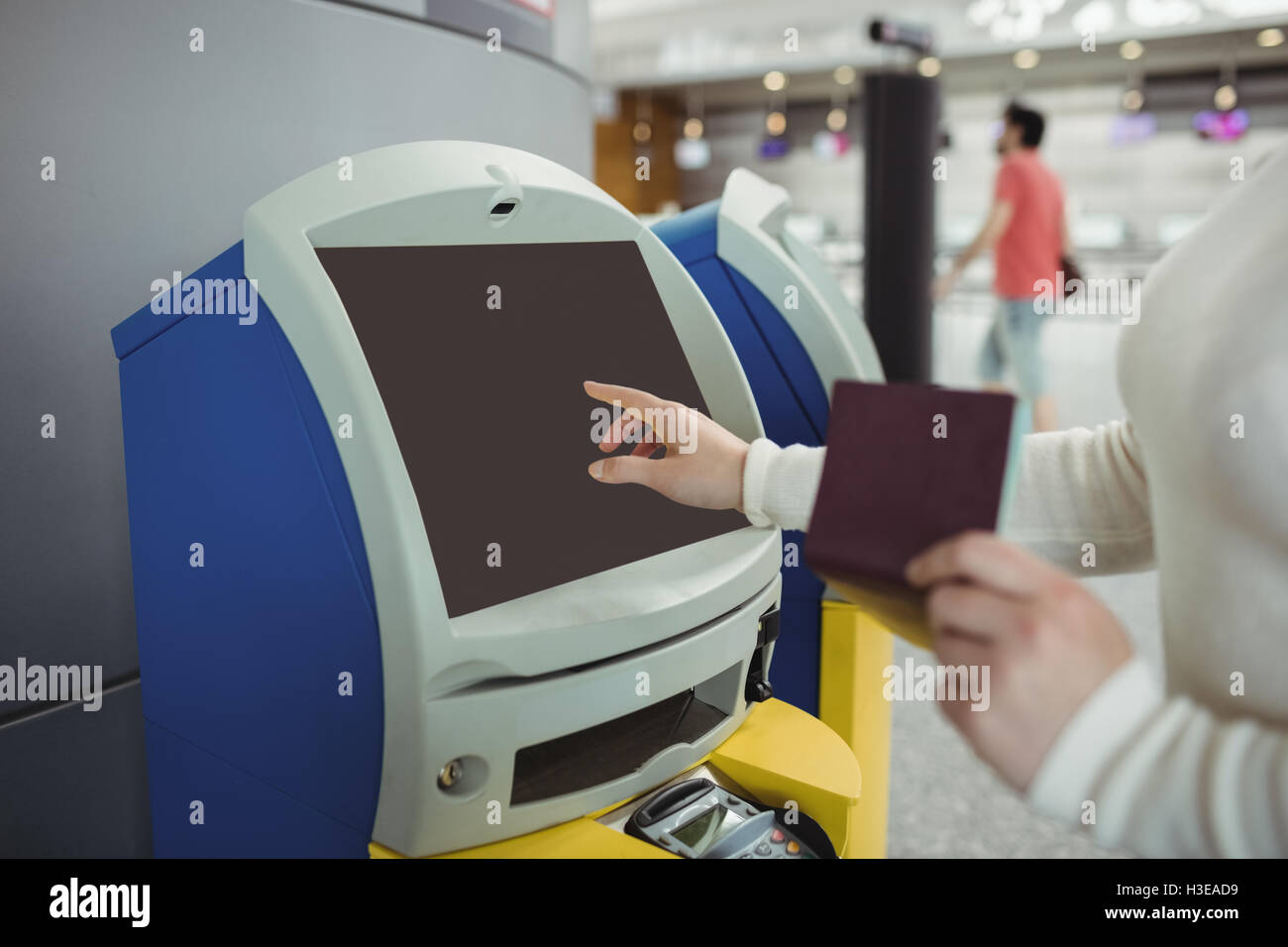 Reisenden mit self-service Check-in Automaten Stockfoto