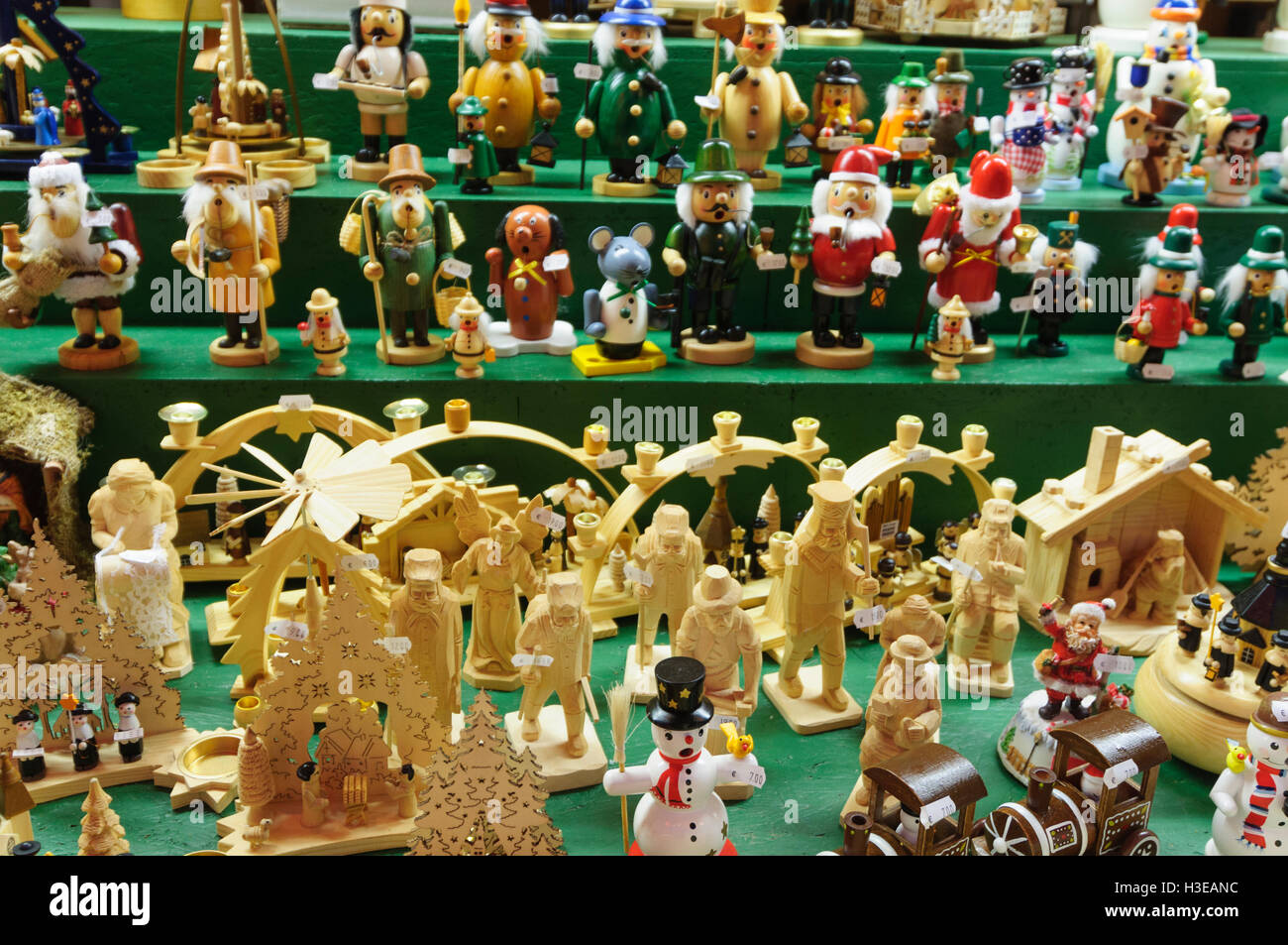 Holzschnitzereien aus dem Erzgebirge auf ein Weihnachten Markt,  Deutschland, Sachsen, Sachse Stockfotografie - Alamy