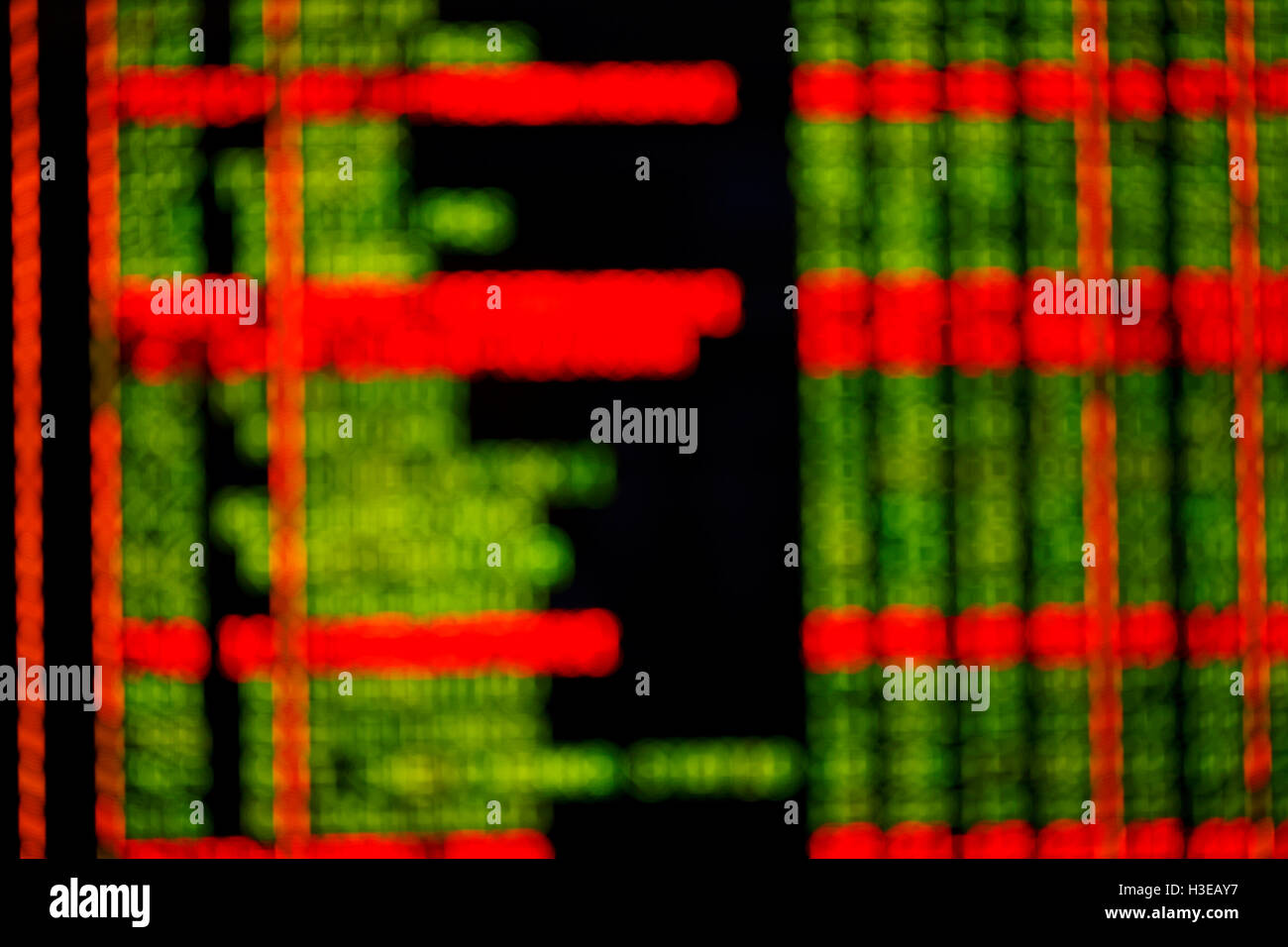 einen Zeitplan für die Ankünfte und Abflüge, der Hintergrund jedoch unscharf Stockfoto