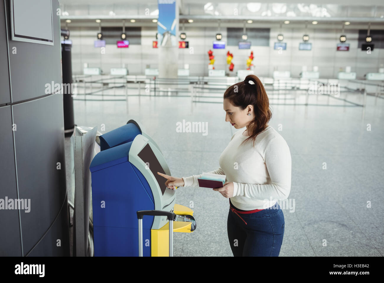 Reisenden mit self-service Check-in Automaten Stockfoto