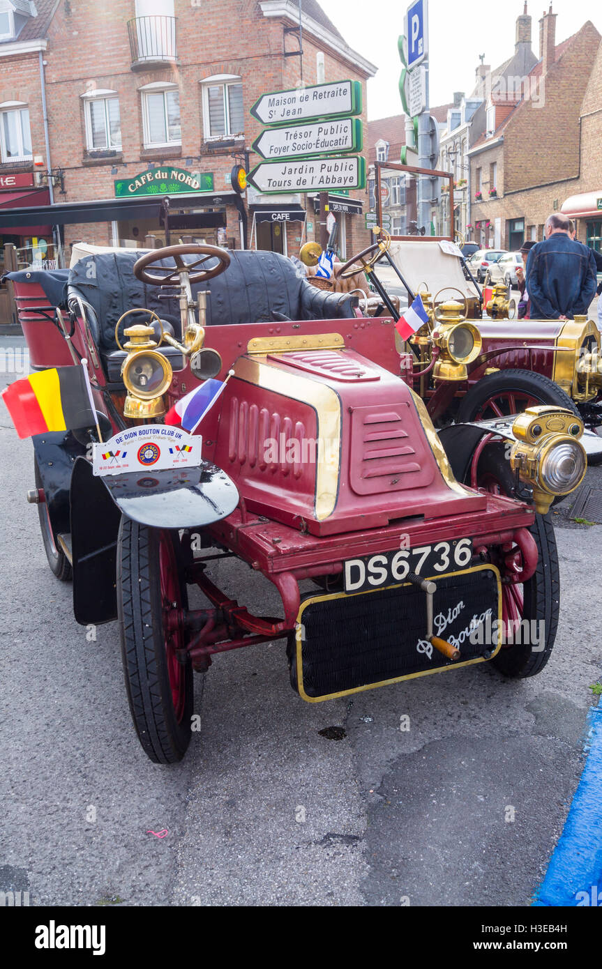 1902 und 1908 De Dion-Bouton-Oldtimer aus der britischen De Dion-Bouton club, Bergues, Nord-Pas-De-Calais, Hauts-de-France, Frankreich Stockfoto