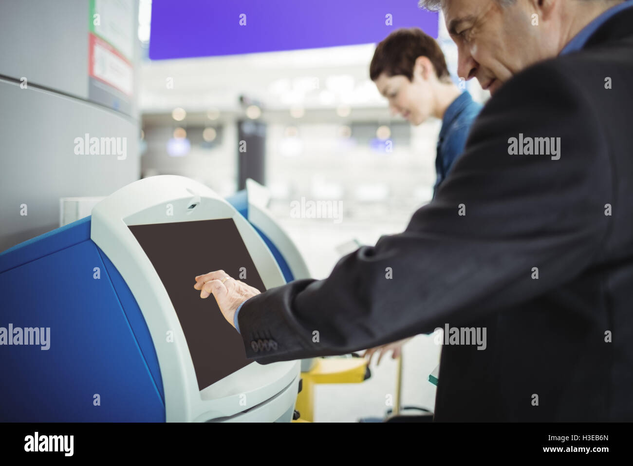 Geschäftsmann mit self-service Check-in Automaten Stockfoto