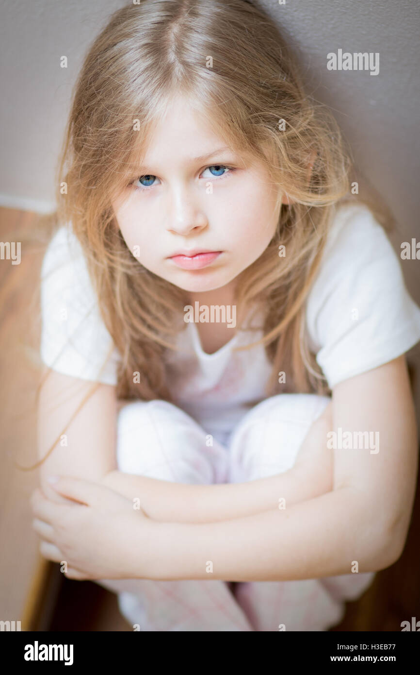 Kleines blondes Haar Mädchen traurig, depressiv, krank und krank Stockfoto
